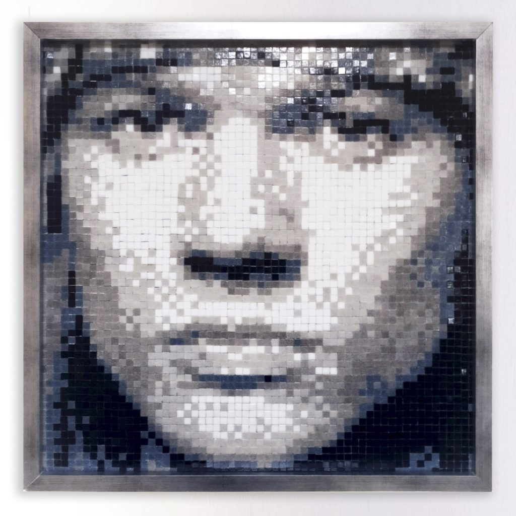 Mosaico Veneciano • Íconos del Rock & Rebeldía “Axl Pixel Remix” Mosaico de teselas vítreas · 60 × 60 cm · 2021