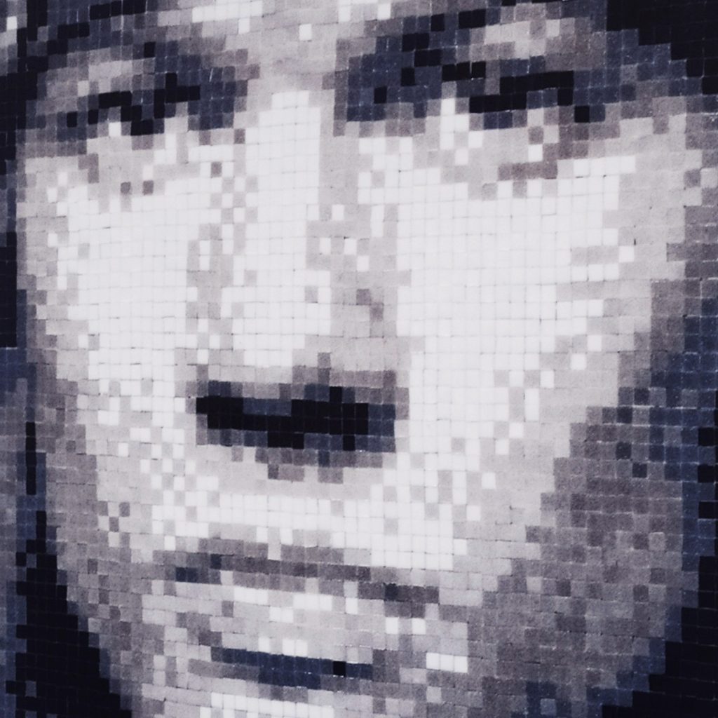 Mosaico Veneciano • Íconos del Rock & Rebeldía “Axl Pixel Remix” Mosaico de teselas vítreas · 60 × 60 cm · 2021