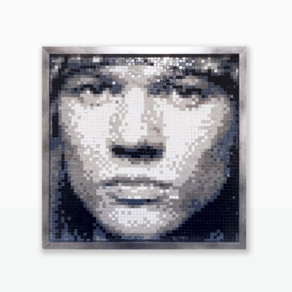 Mosaico Veneciano • Íconos del Rock & Rebeldía “Axl Pixel Remix” Mosaico de teselas vítreas · 60 × 60 cm · 2021