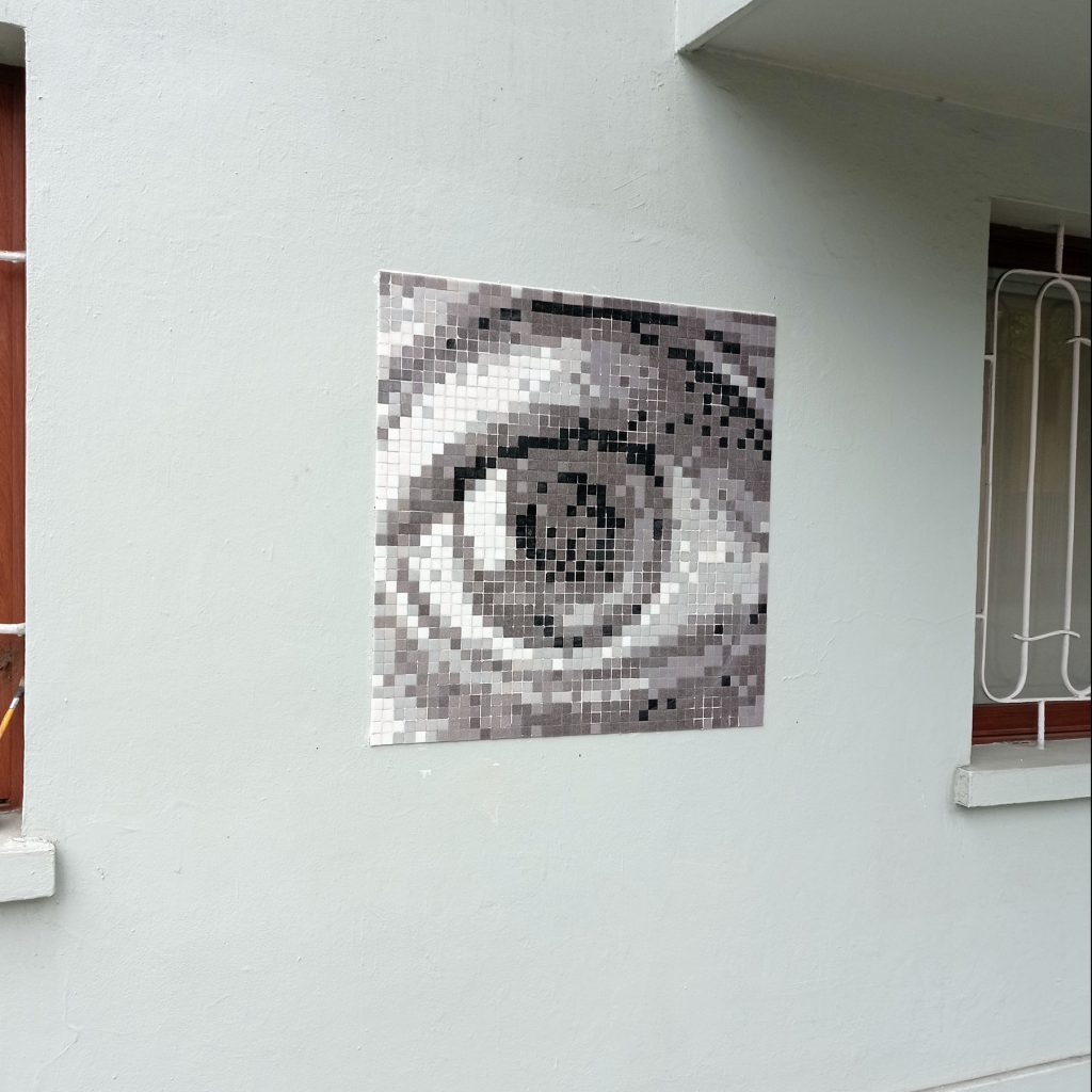 “Eye Pixel Remix” · Mosaico de teselas vítreas · 80 × 80 cm · 2024 Serie Limitada de 5 ejemplares.