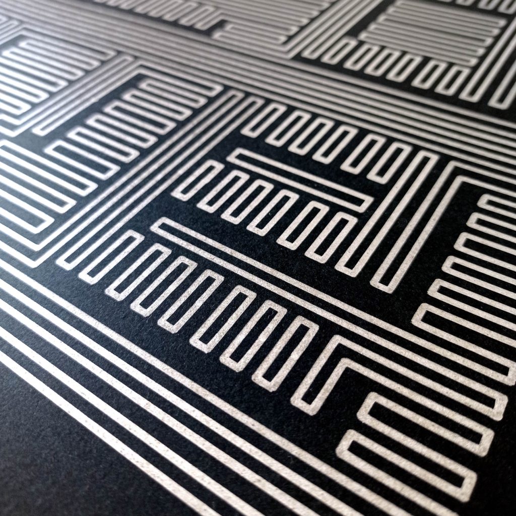 “I LOVE Plotter” · Kinetic & Pop Series · Rotulador plata sobre papel Fabriano negro · 50 × 50 cm (enmarcado) · 2026