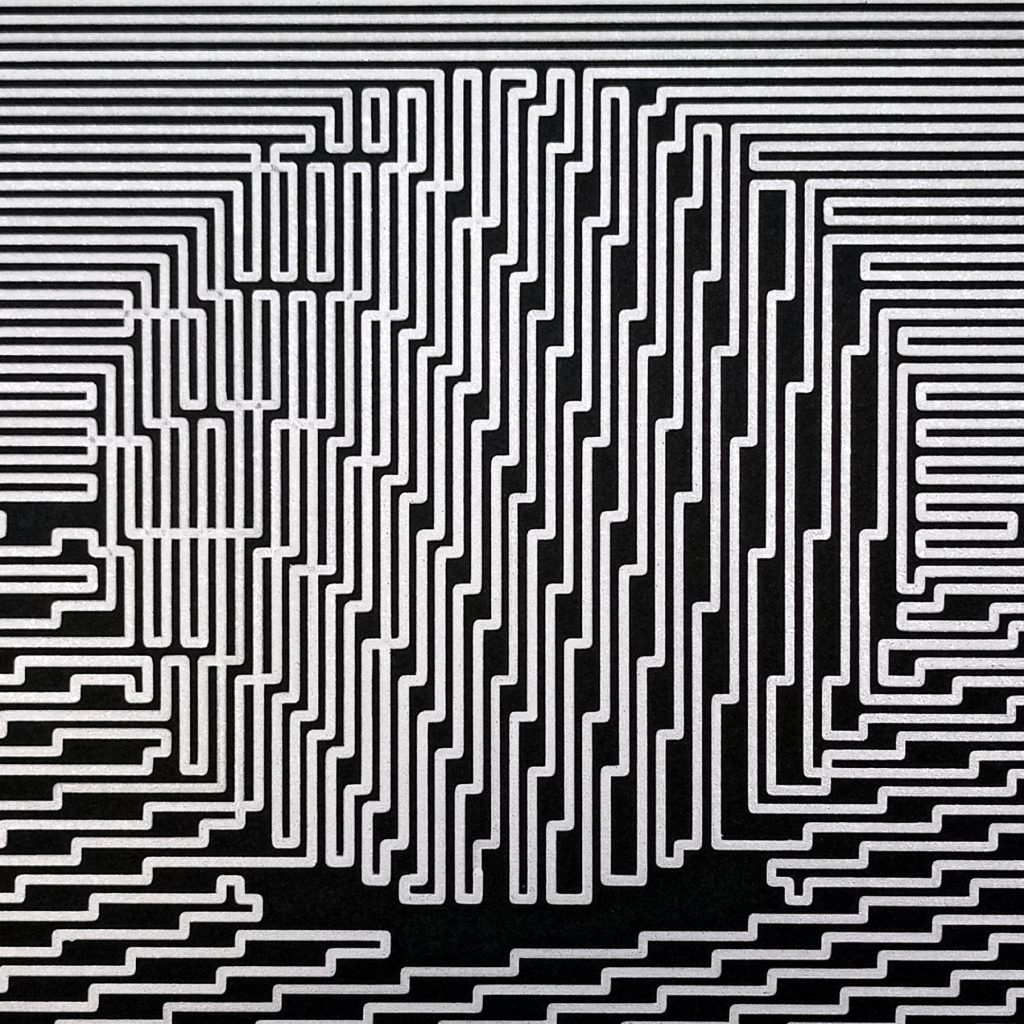 “Satélite Plotter” · Kinetic & Plotter Art · Abstract Series · Rotulador plata sobre papel Fabriano negro · 50 × 50 cm (enmarcado) · 2025