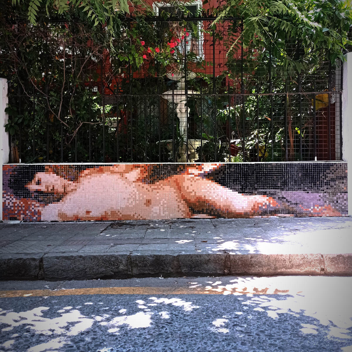 la ninfa de las cerezas streetart pixelart 04